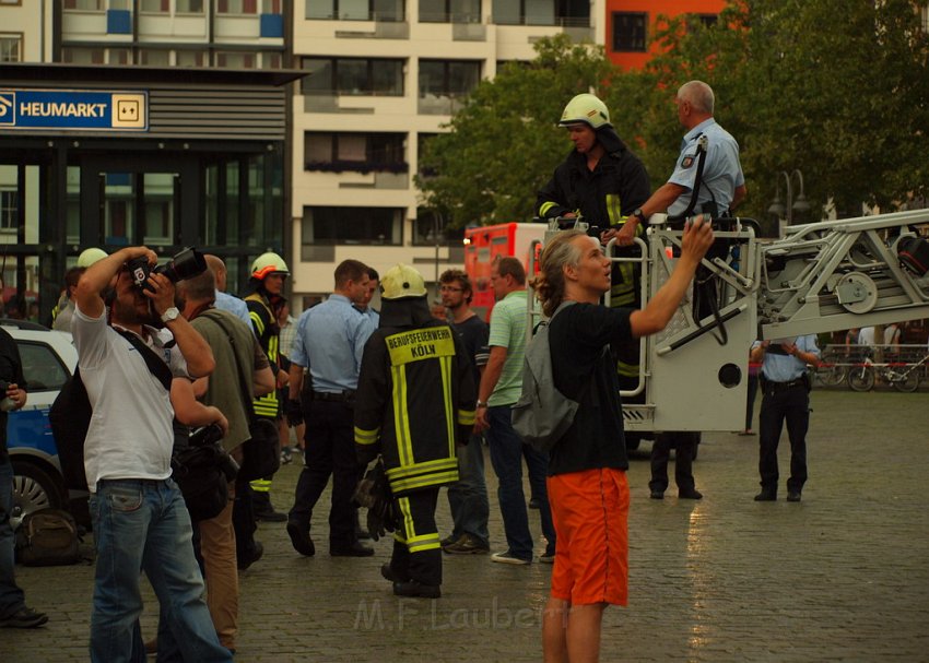 2 Denkmalkletterer hielten Feuerwehr und Polizei in Trapp Koeln Heumarkt P185.JPG